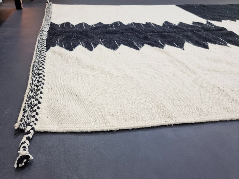 STUNNING KILIM RUG, Custom Flatweave Rug, Handmade Rug, Black and White Rug, Moroccan Rug, Area Rug, Plain Rug, Patchwork Rug, Wool Rug-Afrikesh Rug-One Side Fringes.
