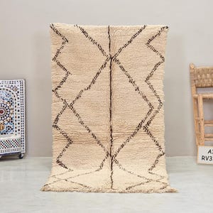 BENI OURAIN RUG 3x7、ビンテージ モロッコ ベルベル カーペット、ハンドメイド クリーミー ウール ラグ、幾何学模様のシャギー ラグ、伝統的な織りのエリア ラグ。