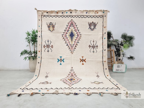 MOROCCAN KILIM RUG, Personalized Berber Motifs Rug, Flat-weave White Zanafi Rug, Handmade Wool Area Rug, Geometric Pattern Rug.
