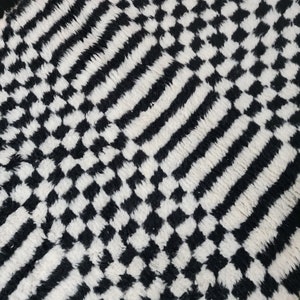 Marockansk handgjord matta, svartvit Beni Ourain-matta, tribal rutig matta, berberullmatta, tapis berbere, teppisk marockansk matta bild 6