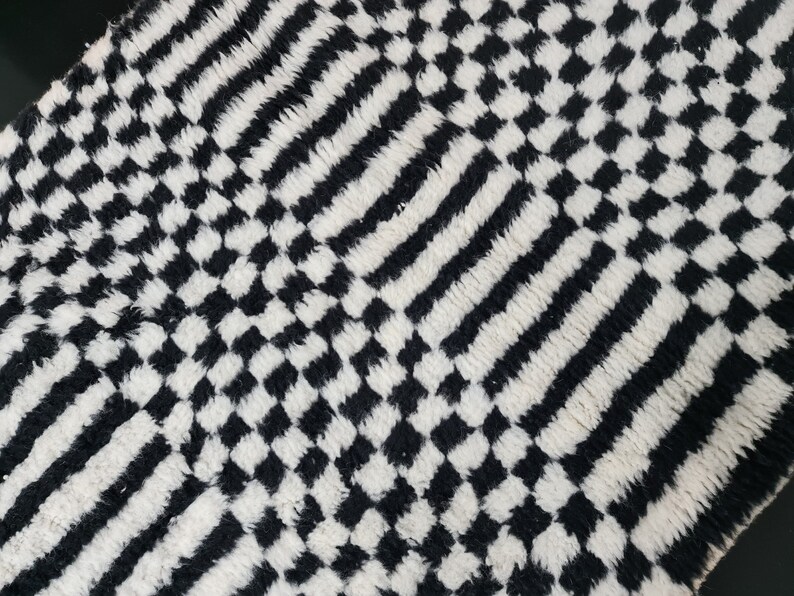 Marockansk handgjord matta, svartvit Beni Ourain-matta, tribal rutig matta, berberullmatta, tapis berbere, teppisk marockansk matta bild 6