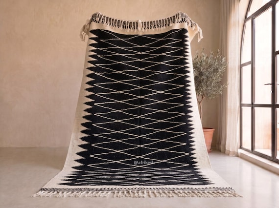Black and White Diamond Lattice Kilim Rug - Handmade Moroccan Wool Rug - Flatweave Geometric Berber Area Rug for Living Room | Afrikesh