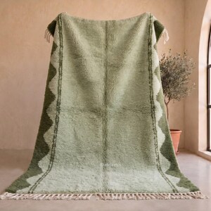 Alfombra Beni Ourain Verde Salvia con Borde en Zigzag - Alfombra Marroquí de Lana Hecha a Mano - Alfombra Bereber Verde Bosque