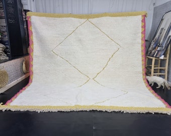 ALFOMBRA ARTÍSTICA DE BENIOURAIN, Alfombra marroquí, Alfombra de lana de oveja, Alfombra geométrica, Alfombra auténtica, Alfombra blanca, rosa y amarilla, Alfombra bereber tejida a mano.