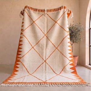 Kilim-Teppich mit Rauten-Gittermuster in Rostorange – Handgefertigter marokkanischer Wollteppi – Elfenbeinfarbener flachgewebter Berberteppi