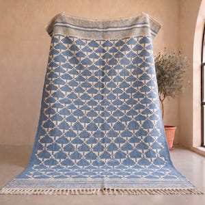 Alfombra Kilim hecha a mano: Alfombra bereber de lana azul y blanca