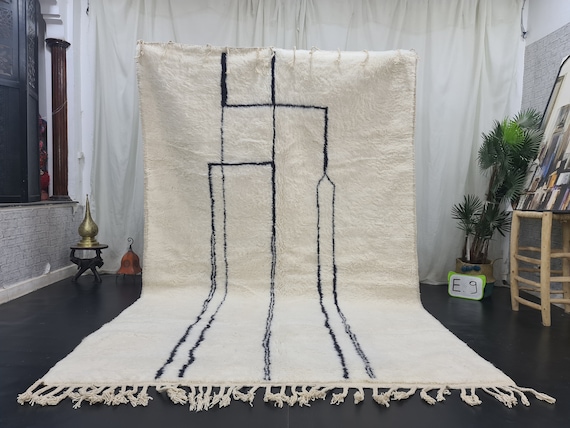 BEAUTIFUL BENIOURAIN RUG, Abstract Moroccan Rug, Handmade Wool Rug, White & Black Rug, Area Rug, Bohemian Rug, Plain Wool Rug, Handwoven Rug