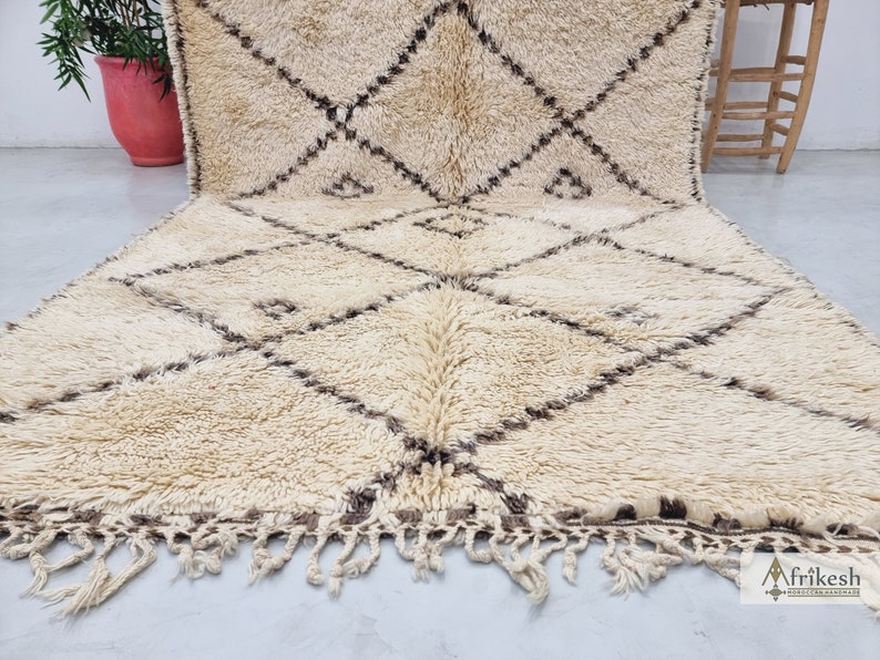 BENI OURAIN Vintage RUG 6x11, Moroccan Cream & Black Diamond Rug, Hand Knotted Sheep Wool Rug, Old Bohemian Area Rug, Moroccan Style - Afrikesh Rug - One Side  Fringes.
Pile Height: 3 cm -1.18 inches.