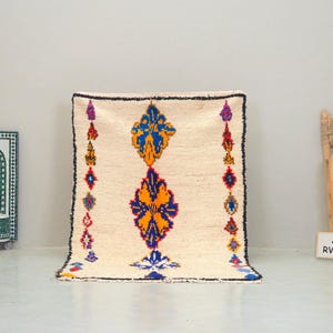 SHAG AZILAL RUG 4x6、ホワイトモロッコデザイン、本物のベルベルカーペット、手編みのビンテージラグ、カラーウールラグ、幾何学模様エリアラグ。