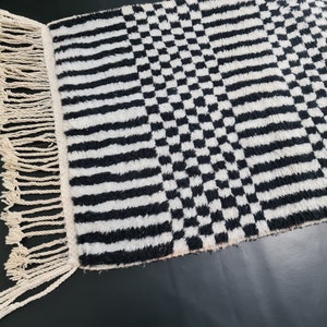 Marockansk handgjord matta, svartvit Beni Ourain-matta, tribal rutig matta, berberullmatta, tapis berbere, teppisk marockansk matta bild 7
