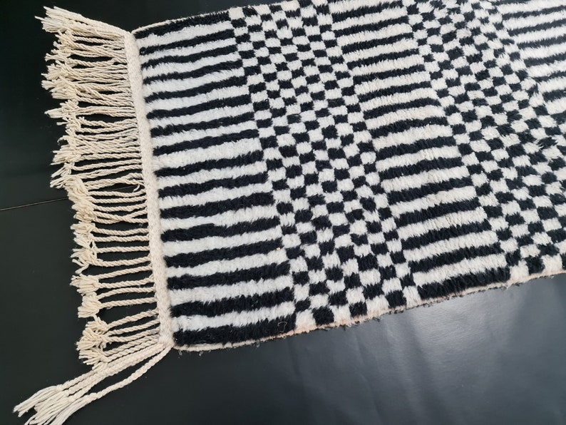 Marockansk handgjord matta, svartvit Beni Ourain-matta, tribal rutig matta, berberullmatta, tapis berbere, teppisk marockansk matta bild 7
