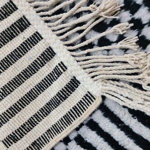 Marockansk handgjord matta, svartvit Beni Ourain-matta, tribal rutig matta, berberullmatta, tapis berbere, teppisk marockansk matta bild 9