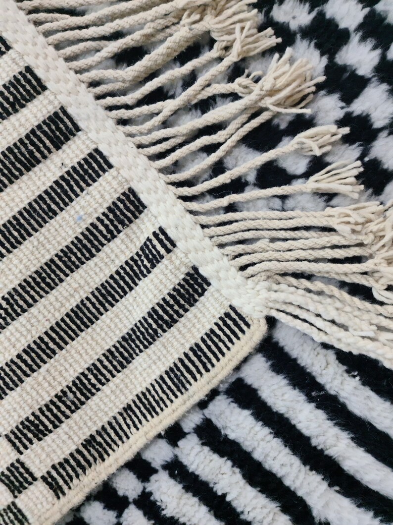 Marockansk handgjord matta, svartvit Beni Ourain-matta, tribal rutig matta, berberullmatta, tapis berbere, teppisk marockansk matta bild 9