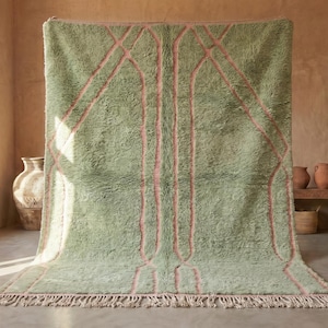 TAPPETO BENI OURAIN, tappeto berbero, tappeto marocchino annodato a mano, tappeto verde salvia personalizzato, tappeto a pelo lungo in lana, tappeto rosa.
