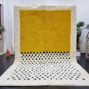 芸術的なベニウランラグ、カスタムモロッコハンドメイドラグ、青と黄色