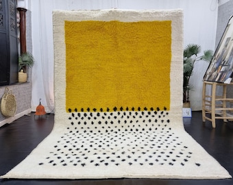 INCREÍBLE ALFOMBRA MINIMALISTA. La mejor alfombra marroquí de lunares para tu sala de estar. Hecha a mano con lana de oveja color mostaza y blanca. Alfombra minimalista.