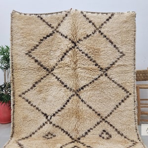 BENI OURAIN Vintage RUG 6x11, Moroccan Cream & Black Diamond Rug, Hand Knotted Sheep Wool Rug, Old Bohemian Area Rug, Moroccan Style - Afrikesh Rug - One Side  Fringes.
Pile Height: 3 cm -1.18 inches.