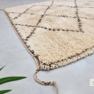 BENI OURAIN Vintage RUG 6x11, Moroccan Cream & Black Diamond Rug, Hand Knotted Sheep Wool Rug, Old Bohemian Area Rug, Moroccan Style - Afrikesh Rug - One Side  Fringes.
Pile Height: 3 cm -1.18 inches.