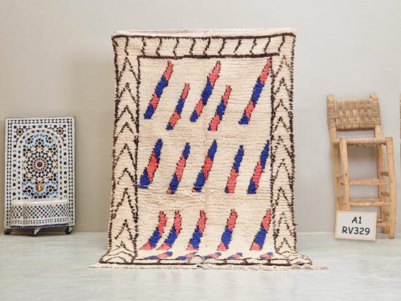 AUTHENTIC AZILAL RUG 4x7 – Vintage Bordered Moroccan Carpet – White Wool with Blue & Pink Motifs – Colorful Area Rug – Boho Tribal Style.