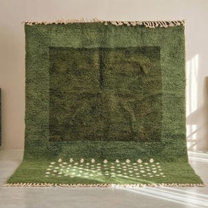 TAPIS INCROYABLEMENT DOUBLÉ, Tapis Beni Ourain Doux, Tapis Marocain Authentique, Tapis en Laine Blanc & Vert, Tapis Berbère Fait Main.