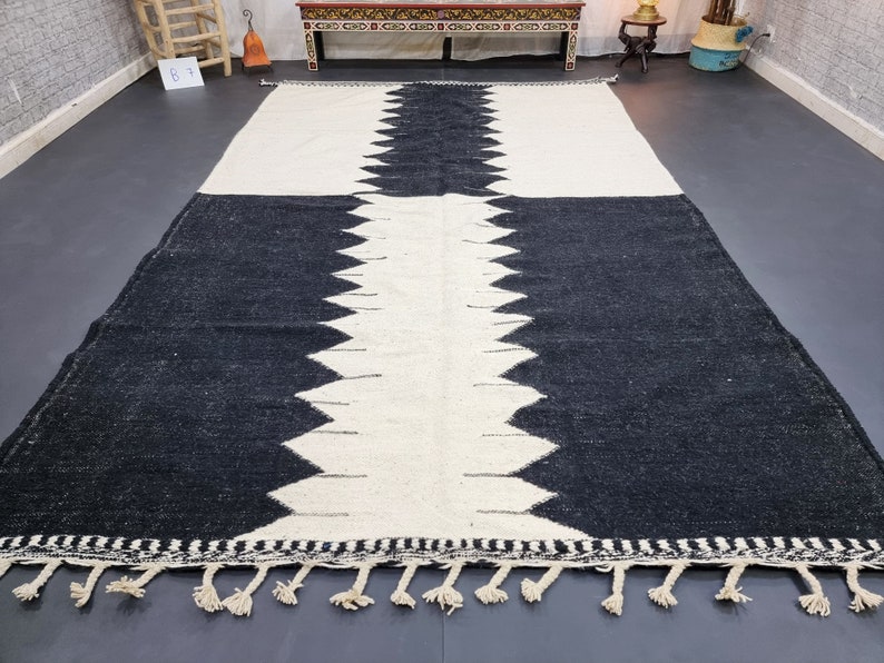 STUNNING KILIM RUG, Custom Flatweave Rug, Handmade Rug, Black and White Rug, Moroccan Rug, Area Rug, Plain Rug, Patchwork Rug, Wool Rug-Afrikesh Rug-One Side Fringes.