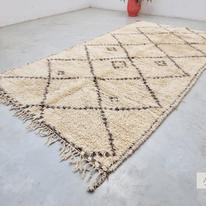 BENI OURAIN Vintage RUG 6x11, Moroccan Cream & Black Diamond Rug, Hand Knotted Sheep Wool Rug, Old Bohemian Area Rug, Moroccan Style - Afrikesh Rug - One Side  Fringes.
Pile Height: 3 cm -1.18 inches.