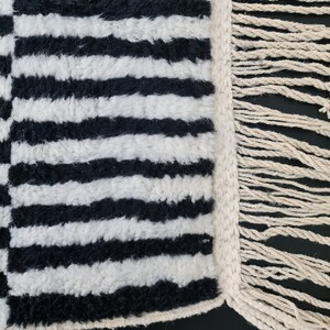 Marockansk handgjord matta, svartvit Beni Ourain-matta, tribal rutig matta, berberullmatta, tapis berbere, teppisk marockansk matta bild 8