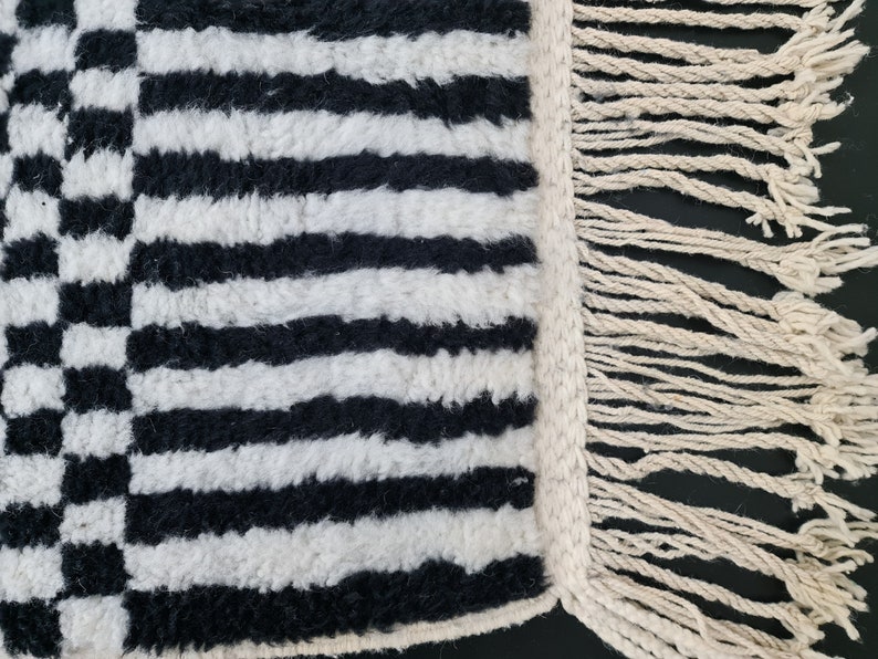 Marockansk handgjord matta, svartvit Beni Ourain-matta, tribal rutig matta, berberullmatta, tapis berbere, teppisk marockansk matta bild 8