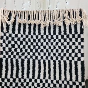 Marockansk handgjord matta, svartvit Beni Ourain-matta, tribal rutig matta, berberullmatta, tapis berbere, teppisk marockansk matta bild 2