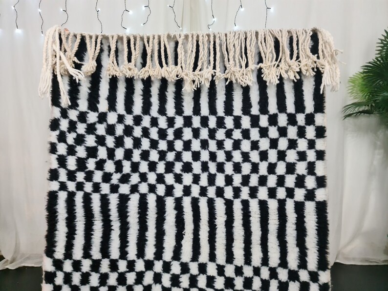 Marockansk handgjord matta, svartvit Beni Ourain-matta, tribal rutig matta, berberullmatta, tapis berbere, teppisk marockansk matta bild 2