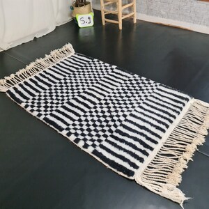 Marockansk handgjord matta, svartvit Beni Ourain-matta, tribal rutig matta, berberullmatta, tapis berbere, teppisk marockansk matta bild 4