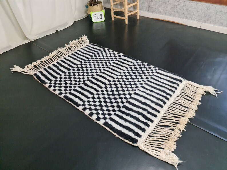 Marockansk handgjord matta, svartvit Beni Ourain-matta, tribal rutig matta, berberullmatta, tapis berbere, teppisk marockansk matta bild 4