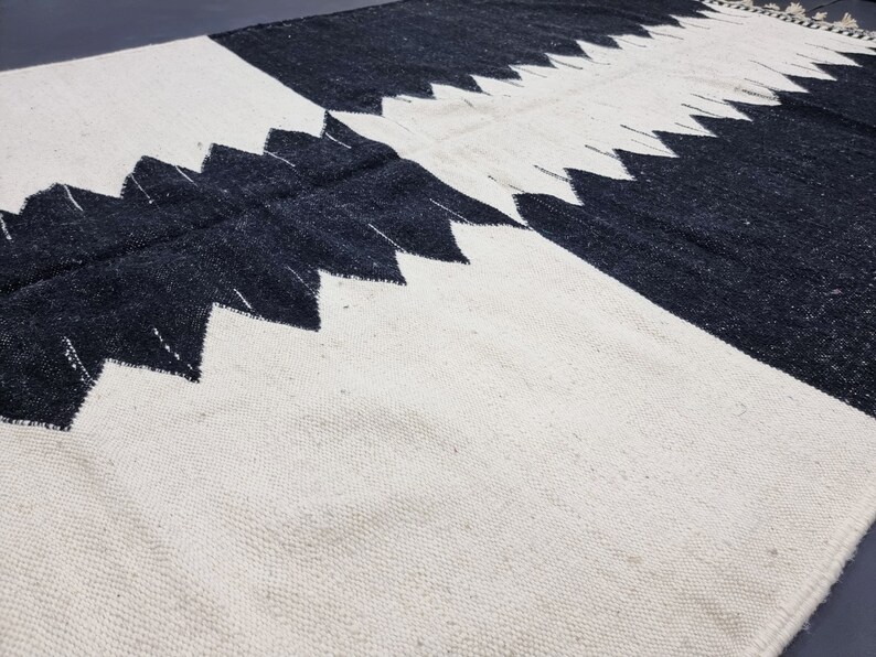STUNNING KILIM RUG, Custom Flatweave Rug, Handmade Rug, Black and White Rug, Moroccan Rug, Area Rug, Plain Rug, Patchwork Rug, Wool Rug-Afrikesh Rug-One Side Fringes.