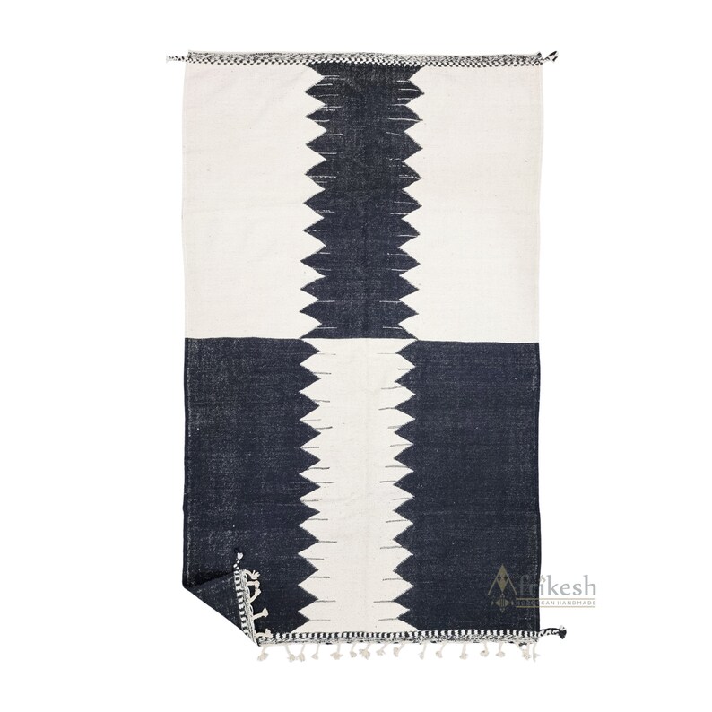 STUNNING KILIM RUG, Custom Flatweave Rug, Handmade Rug, Black and White Rug, Moroccan Rug, Area Rug, Plain Rug, Patchwork Rug, Wool Rug-Afrikesh Rug-One Side Fringes.