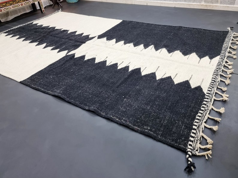 STUNNING KILIM RUG, Custom Flatweave Rug, Handmade Rug, Black and White Rug, Moroccan Rug, Area Rug, Plain Rug, Patchwork Rug, Wool Rug-Afrikesh Rug-One Side Fringes.