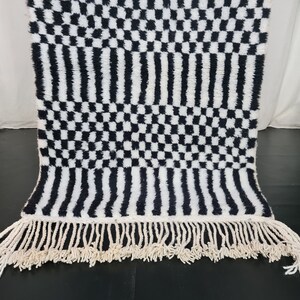 Marockansk handgjord matta, svartvit Beni Ourain-matta, tribal rutig matta, berberullmatta, tapis berbere, teppisk marockansk matta bild 3