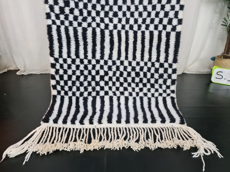 Marockansk handgjord matta, svartvit Beni Ourain-matta, tribal rutig matta, berberullmatta, tapis berbere, teppisk marockansk matta bild 3