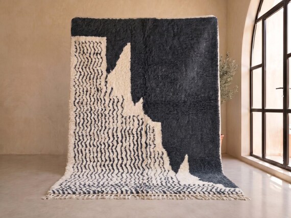 Organic Abstract Beni Ourain Rug - Handmade Moroccan Wool Rug - Charcoal and Ivory Berber Area Rug for Living Room | Afrikesh.