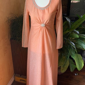 Robe princesse de couleur saumon avec une broche amovible complexe. Convient à S-M. Aucune balise.