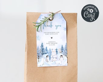 Peut inclure: Un sac cadeau en papier brun avec une étiquette « Merci » pour une baby shower. L'étiquette présente une scène hivernale avec des ours polaires, des pingouins et des pins. L'étiquette est décorée d'une brindille de verdure et de flocons de neige.
