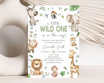 Può includere: Un invito a una festa di benvenuto per un bambino con tema giungla. L'invito presenta uno sfondo verde e bianco con illustrazioni di vari animali della giungla, tra cui una zebra, un elefante, una giraffa, un leone, un rinoceronte, una scimmia e un tucano. Il testo dell'invito recita "a little wild one is on the way!" e include la data, l'ora e il luogo della festa.