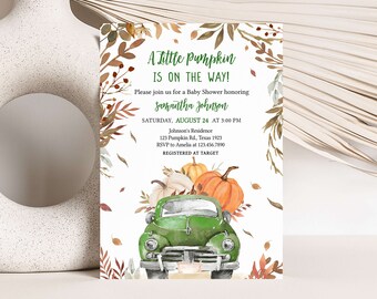 Puede incluir: Invitación a baby shower con el texto "A Little Pumpkin Is On The Way!" con un camión verde vintage que transporta calabazas. La invitación incluye detalles para el baby shower de Samantha Johnson, con un borde floral y de hojas.