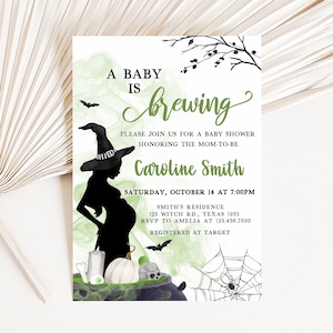 編集可能な「A Baby is Brewing」ハロウィンベビーシャワー招待状、グリーンウィッチベビーシャワー招待状、性別を問わないハロウィン招待状テンプレート 0455