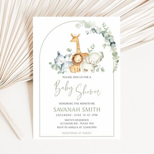 K&ouml;nnte beinhalten: Eine Babyparty-Einladung mit einer Aquarell-Illustration einer Giraffe, eines L&ouml;wen, eines Nashorns und eines Elefanten in einem Bogen aus Gr&uuml;n. Der Text lautet "Bitte schlie&szlig;en Sie sich uns zu einer Babyparty an, zu Ehren der werdenden Mutter Savannah Smith Samstag, 10. Juni um 14:00 Uhr Smiths Residence 123 Safari Rd., Texas 1932 RSVP an Amelia unter 1234567890 Registriert bei Target"