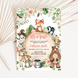 Puede incluir: &iexcl;Es una ni&ntilde;a! Invitaci&oacute;n a una fiesta de bienvenida al beb&eacute; con un borde floral rosa y verde y animales del bosque, incluyendo un zorro, una ardilla, un ciervo, un oso, un mapache y un b&uacute;ho. El texto dice "&iexcl;Es una ni&ntilde;a!" e incluye la fecha, hora y lugar de la fiesta.