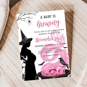 Puede incluir: Una invitaci&oacute;n a un baby shower con tem&aacute;tica de Halloween. La invitaci&oacute;n presenta una silueta de una bruja embarazada, un caldero con poci&oacute;n rosa, murci&eacute;lagos y el texto "A Baby is Brewing". La invitaci&oacute;n es para Alexandra Smith.