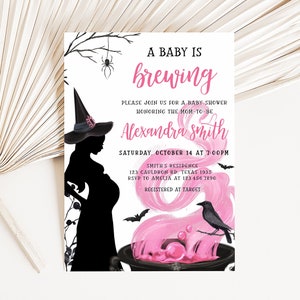 Puede incluir: Una invitaci&oacute;n a un baby shower con tem&aacute;tica de brujas. La invitaci&oacute;n presenta una silueta de una mujer embarazada con un sombrero de bruja, con el texto "A Baby is Brewing" en rosa. Tambi&eacute;n se representa un caldero con poci&oacute;n rosa y un cuervo.