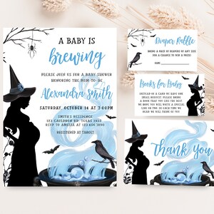 Op de afbeelding: Een uitnodigingsset voor een babyshower met een heksenthema. De hoofduitnodiging toont een silhouet van een zwangere heks, een borrelende ketel en de tekst "A Baby is Brewing". Extra kaarten zijn onder meer een luierloterij en een bedankkaart.
