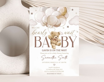 Puede incluir: Una invitación de baby shower con un osito de peluche sosteniendo globos. La invitación dice "We can barely wait BABY" y "Gavin is on the way!" La invitación está decorada con nubes y estrellas.