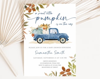 Può includere: Invito per baby shower con un camion blu che trasporta zucche. Il testo recita "a sweet little pumpkin is on the way." Include i dettagli dell'evento: data, ora, luogo e informazioni RSVP.